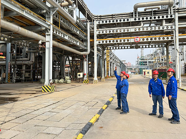 1696811211855866.jpeg 10月8日公司總工程師深入合成車間檢修現(xiàn)場進行安全檢查.jpg