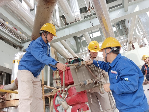 1696812690383136.jpeg 10月8日,空分尿素工段員工在尿素現(xiàn)場進行閥門的拆檢檢修作業(yè).jpg