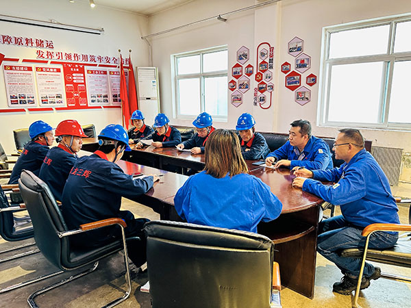 10月8日，車間主任、技術員、安技員對外協(xié)檢修人員進行安全教育及安全告知.jpg