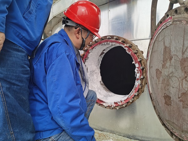 1696823117852263.jpeg 10月8日下午,宋國(guó)慶在最終分離器旁檢查設(shè)備狀況2.jpg