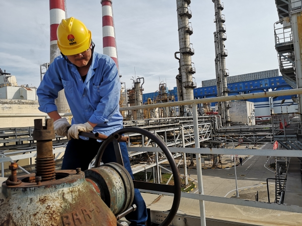 1696923552907845.jpeg 操作人員正在進(jìn)行空壓機(jī)停車關(guān)閥工作.jpg