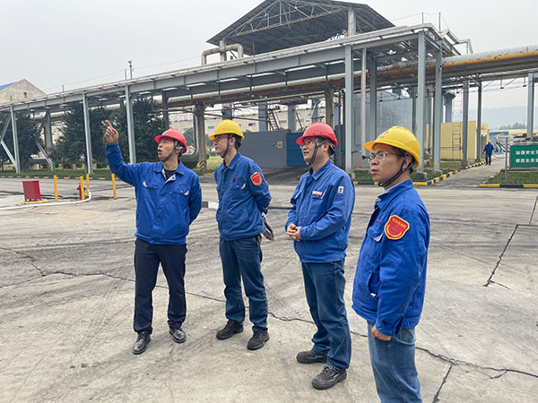 10月11日，趙強來到氣化裝置區(qū)對變換爐觸媒更換檢修進度進行了解指導(dǎo).jpg