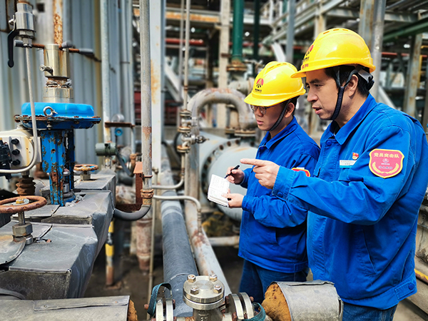 600 圖二：12日下午13時，在動力車間氨區(qū)，趁著午飯休息的空擋，公司勞模安朝陽給90后徒弟岳維哲講解流化床鍋爐氨水配置注意事項。.jpg