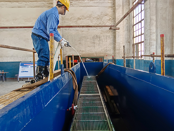 1697460814509597.jpeg 10月16日一期機(jī)組壓縮機(jī)廠房青工王澳東在沖洗管束2.jpg