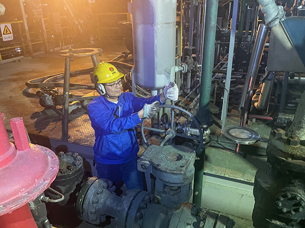 10月7日1：00，班組人員隔離氣化爐煤漿管線，做吹掃前準(zhǔn)備 合成車間  張龍厚.jpg