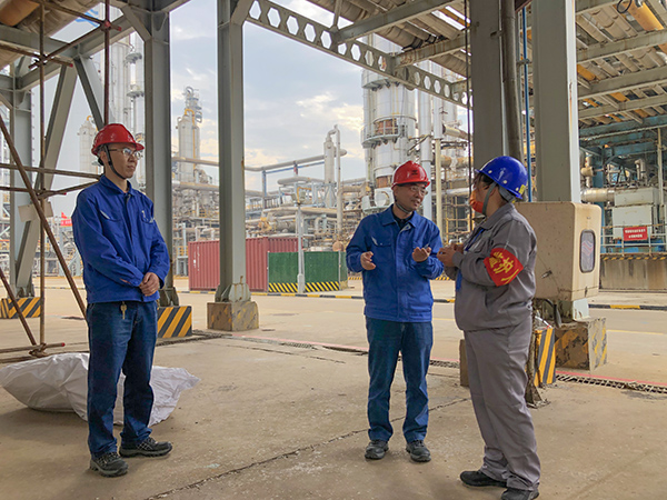 10月17日公司總工程師馬軍忙在合成18工段處，詢問高處作業(yè)監(jiān)護(hù)人監(jiān)護(hù)職責(zé)   600.jpg