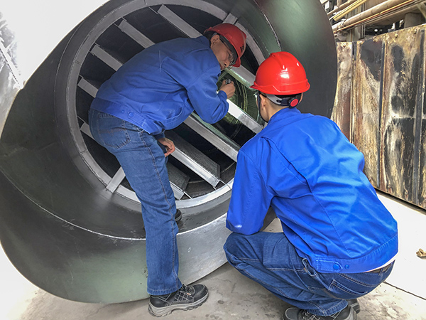 10月17日公司總工程師在動力2#鍋爐旁，查看新消音器內(nèi)部結(jié)構(gòu)   600.jpg