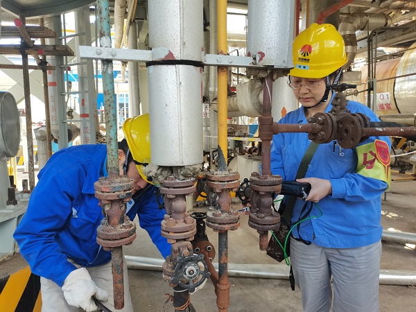 1697609814483449.jpeg 10.18質(zhì)檢女工在檢修現(xiàn)場.jpg