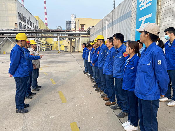 合成車間晨會(huì)上，王東亮正在進(jìn)行安全叮囑.jpg