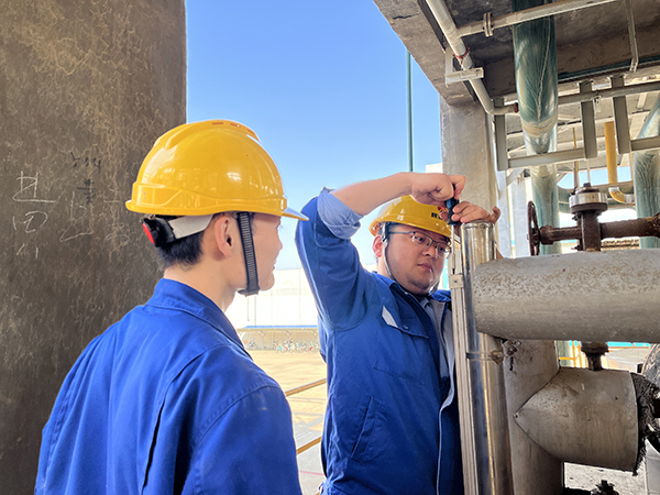 1697697782555854.jpeg 10月14日 青工王少峰,黨鑫在合成裝置現(xiàn)場加裝玻璃杯液位計(jì)蓋板 合成車間 趙悅.jpg