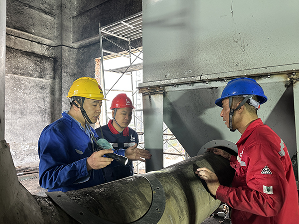 1697697894545557.jpeg 3#鍋爐除塵器檢修現(xiàn)場技術(shù)員贠文軍與施工單位商討焊接細(xì)節(jié) 黃彩育.JPG