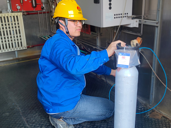 1697697996912317.jpeg 10.18在線儀表黨員薛豪進(jìn)行可燃有毒氣體報警器標(biāo)校 質(zhì)量監(jiān)督檢驗(yàn)部 張軍.jpg