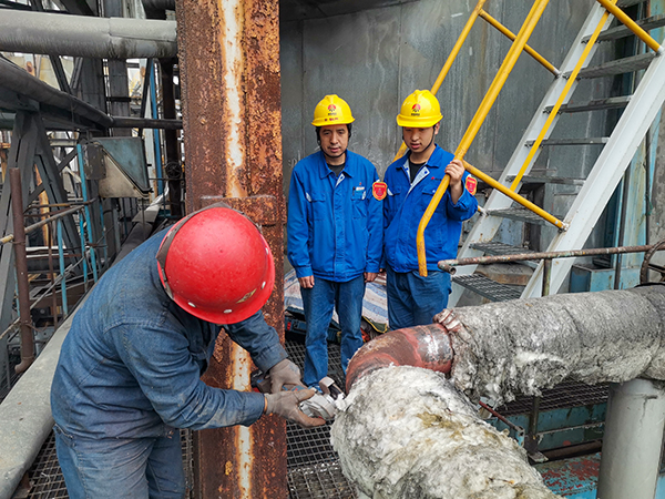 10月17日下午，在1號(hào)鍋爐暖風(fēng)器S2管道檢測(cè)處，安朝陽和張跟潮在監(jiān)護(hù)外協(xié)人員工作.jpg