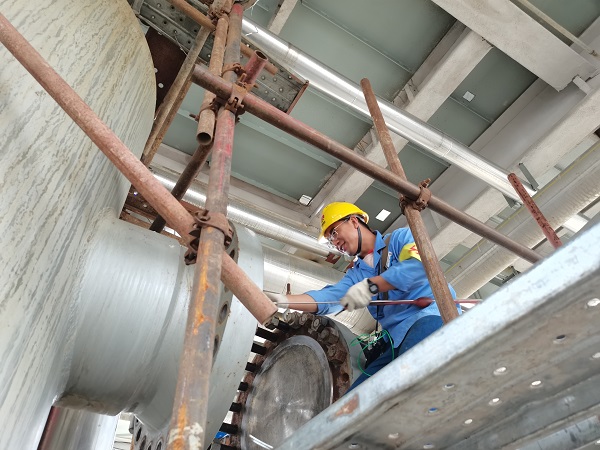 1697848278496553.jpeg 劉兆軍在進(jìn)行分析工作.jpg