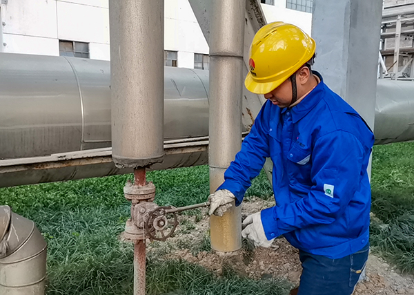 1700793260954433.jpeg 職工在根據(jù)氣溫情況及時(shí)調(diào)整蒸汽管道疏水閥開度.jpg