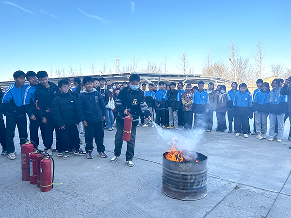 1701414611952479.jpeg 12.1搭建平臺拓視野稿件配圖:學生們體驗滅火器.jpg