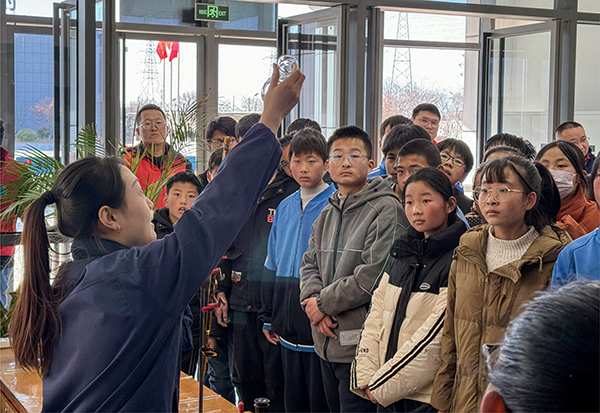 1701415318961381.jpeg 化驗室員工在給同學們展示化學實驗 600.jpg