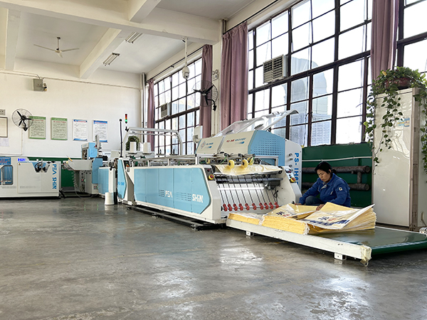 12月6日，操作人員在整理自動(dòng)化切縫套印圈上口尿素袋    600.jpg