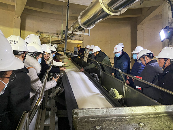 1702555467575861.jpeg 12.14 尿素造粒塔手握尿素的喜悅.jpg