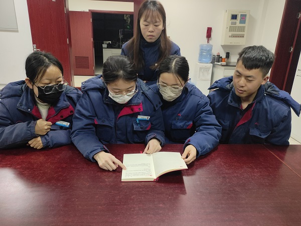 1703759373144878.jpeg 班組職工看黨員筆記.jpg