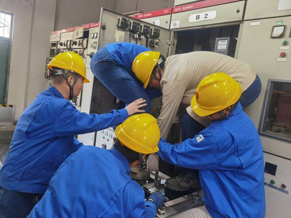 今年大檢修期間，電氣檢修人員齊心協(xié)力“修舊利廢”.jpg