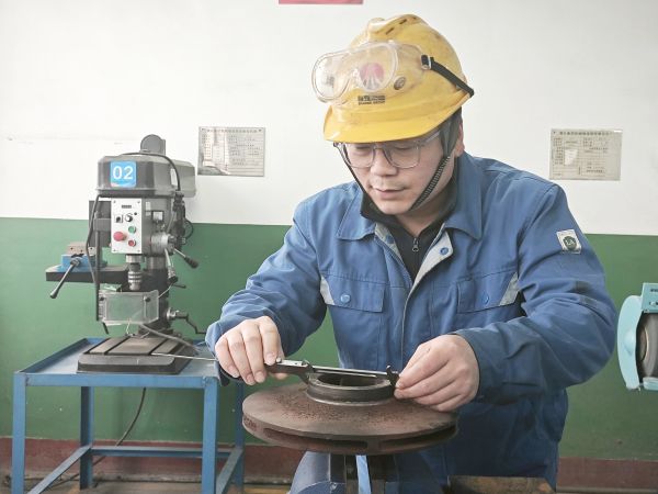 1705624364755444.jpeg 郭峰峰認(rèn)真測(cè)量葉輪口環(huán)尺寸數(shù)據(jù).jpg