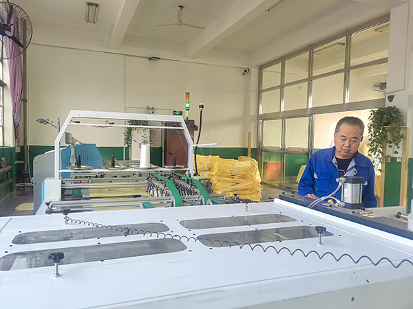 1705907630906924.jpeg 郝順有在現(xiàn)場(chǎng)設(shè)備排查原因.jpg