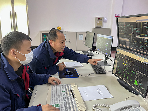 1706154543891184.jpeg 1月25日8點 宋春平指導青工楊發(fā)00 600.jpg