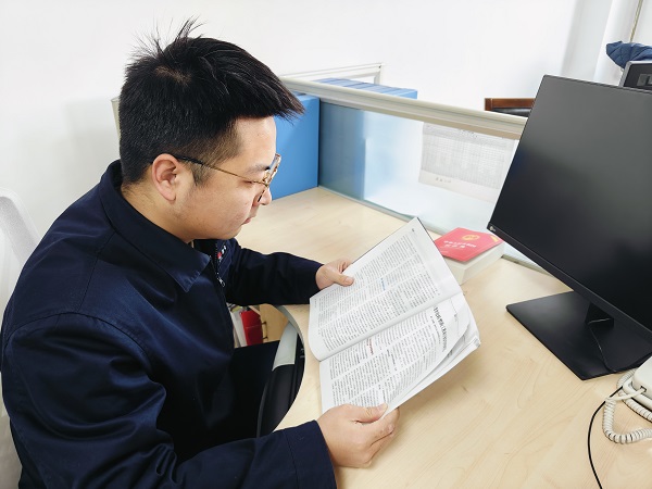 1706241546651359.jpeg 采供部員工正在閱讀新添置的書籍.jpg