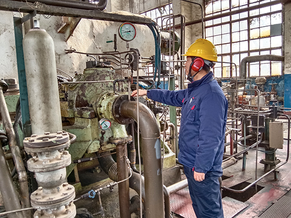 1月23日10時(shí)，合成車間班組人員監(jiān)測發(fā)電機(jī)機(jī)泵性能 (1).jpg