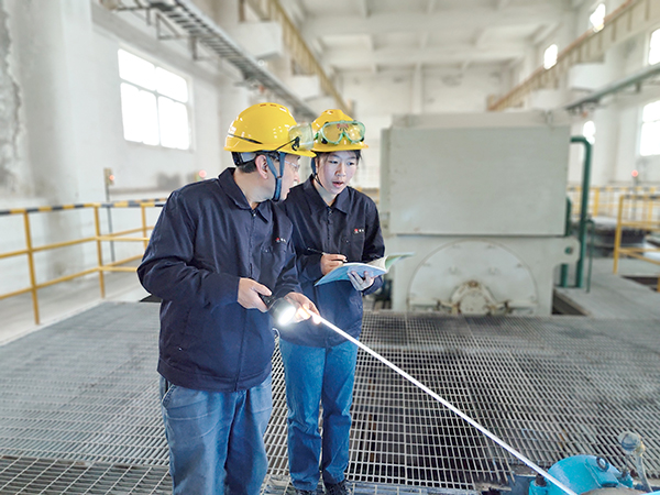 1706682525610261.jpeg 王永東在循環(huán)水裝置泵房對(duì)張雪進(jìn)行現(xiàn)場(chǎng)培訓(xùn).jpg