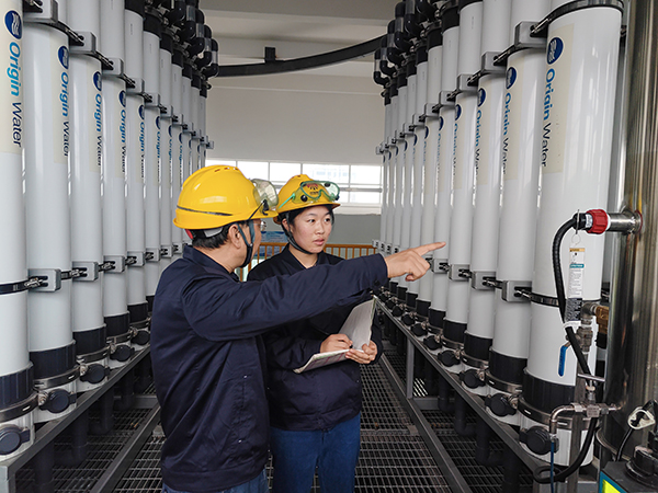 1706682536654484.jpeg 王永東、張雪凈水裝置現(xiàn)場(chǎng)講解.jpg