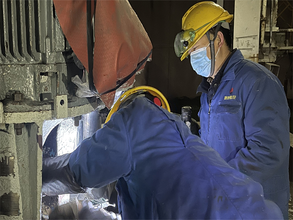 1707266399200439.png 檢修工認(rèn)真檢查內(nèi)部構(gòu)件.png