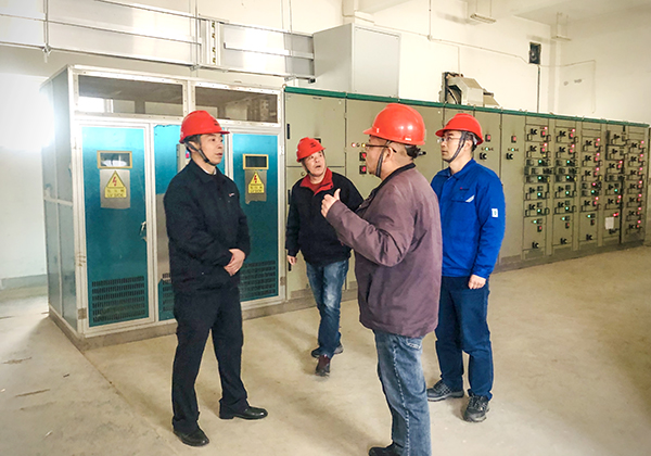 2月8日下午，公司黨委副書記、董事、總經理趙強帶領安全環(huán)保部、行政保衛(wèi)部、物料車間相關領導深入公司191罐區(qū)開展春節(jié)前安全生產綜合檢查。--圖為配電室.jpg