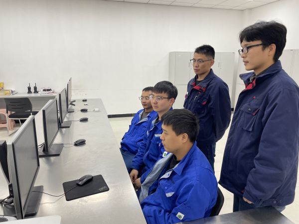 1707448689566016.jpeg 電儀分部運行員工觀看事故案例.jpg