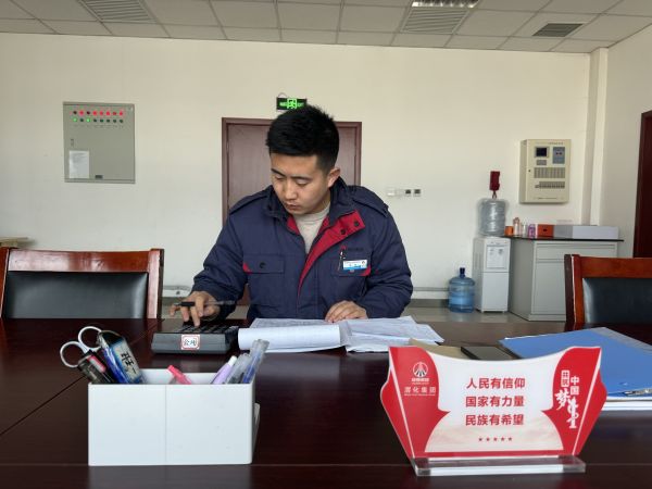 1707533322893402.jpeg 職工在寫報表.jpg