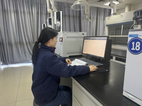 1707533333471951.jpeg 職工在對色譜結(jié)果進行確認(rèn).jpg