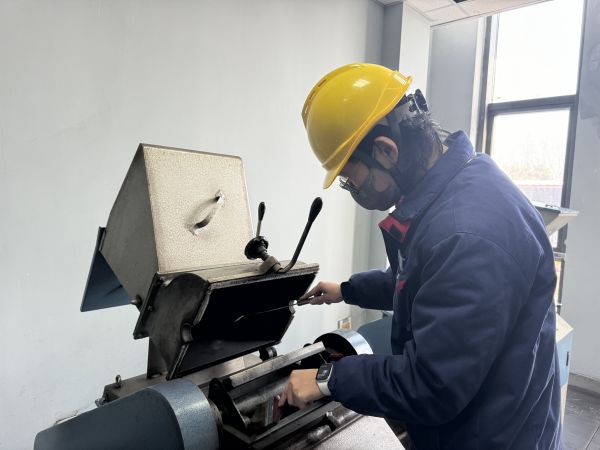 1707533344742805.jpeg 職工在清理煤機.jpg