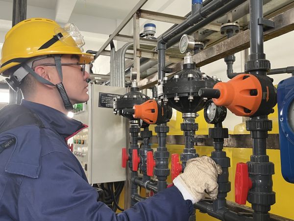 1707534402616312.jpeg 石崟在凈水崗位現(xiàn)場調(diào)整加藥泵投加量.jpg