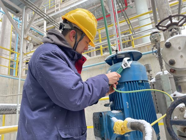 1708904794193279.jpeg 運(yùn)行員工劉鵬遠(yuǎn)正在現(xiàn)場處理接地線掉落問題.jpg