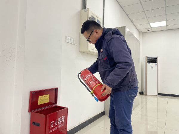 1708904802774741.jpeg 運(yùn)行員工對現(xiàn)場辦公室滅火器進(jìn)行檢查.jpg