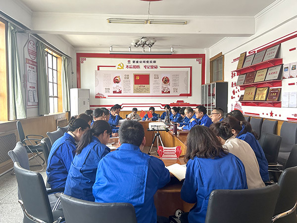 3月5日，渭河塑業(yè)公司以融入生產(chǎn)經(jīng)營抓黨建為引領(lǐng)，組織召開積極創(chuàng)新，實現(xiàn)生產(chǎn)經(jīng)營管理提升研討會。.jpg