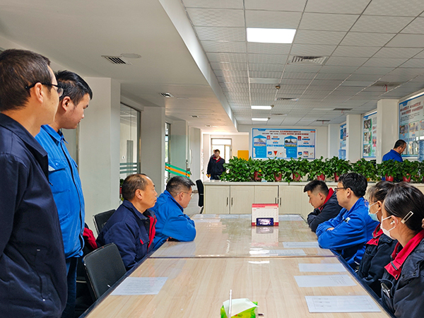 1709858453964370.jpeg 3月7日15點(diǎn)30合成二班全體成員在交接班室學(xué)習(xí)巾幗勞模大宣講.jpg