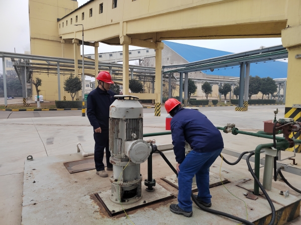 3月11日，計(jì)控電儀部部長(zhǎng)王文波帶隊(duì)對(duì)現(xiàn)場(chǎng)電氣儀表設(shè)備防雷防靜電接地設(shè)施進(jìn)行專項(xiàng)檢查 (1).jpg