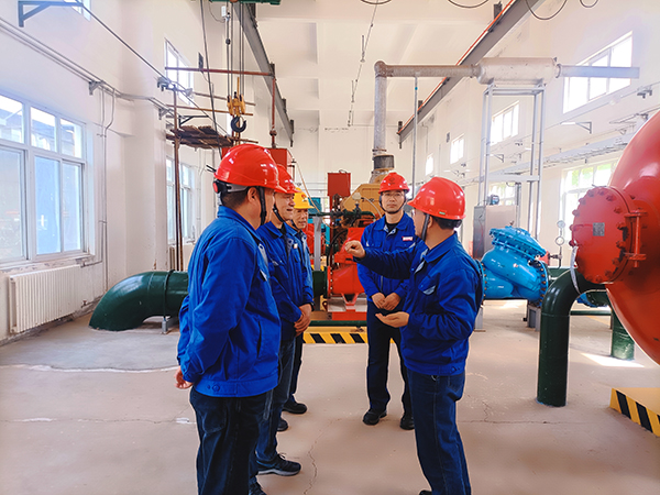 3月19日上午，公司總工程師馬軍忙帶領(lǐng)行政保衛(wèi)部、安全環(huán)保部相關(guān)負(fù)責(zé)人深入191罐區(qū)，開展“全覆蓋、零死角”的重大危險(xiǎn)源安全專項(xiàng)檢查。 (3).jpg