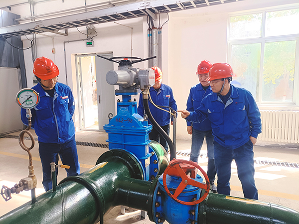 3月19日上午，公司總工程師馬軍忙帶領(lǐng)行政保衛(wèi)部、安全環(huán)保部相關(guān)負(fù)責(zé)人深入191罐區(qū)，開展“全覆蓋、零死角”的重大危險(xiǎn)源安全專項(xiàng)檢查。 (1).jpg