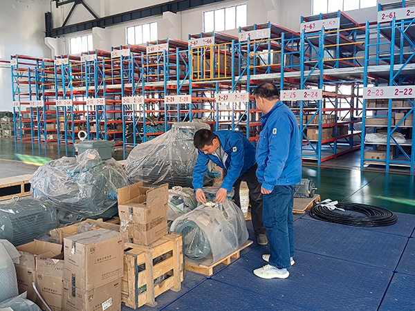 1711594057329686.jpeg 庫(kù)管員在常態(tài)化庫(kù)存盤點(diǎn)工作.jpg