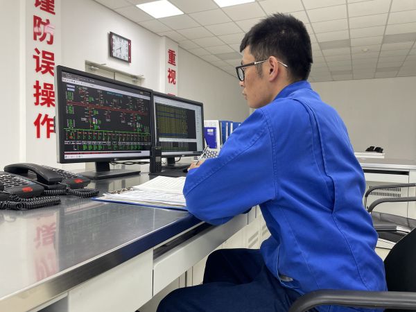 1712534695147752.jpeg 電儀分部員工第五江明調(diào)整線路功率因素來節(jié)約電能.jpg