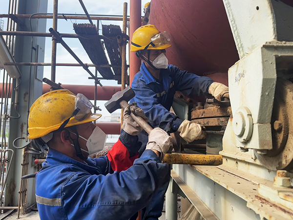 1713085022909915.jpeg 合力打開換熱器檢修.jpg