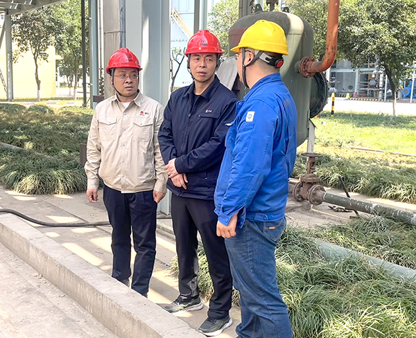 1713086589597087.jpeg 趙總在802搶修現(xiàn)場和車間主任、技術(shù)人員深入交流 600.jpg